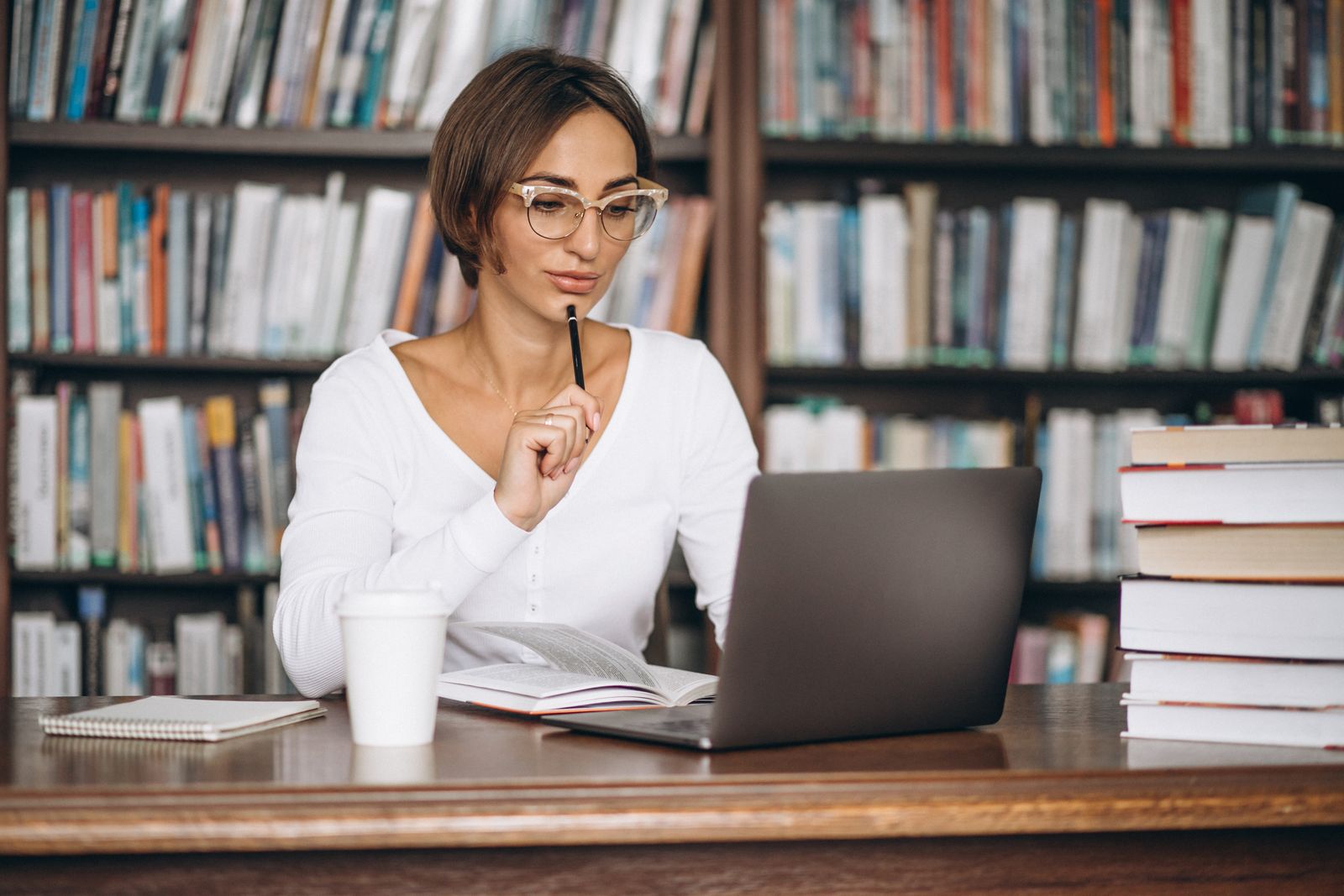 Abogada estudiando en línea en una biblioteca